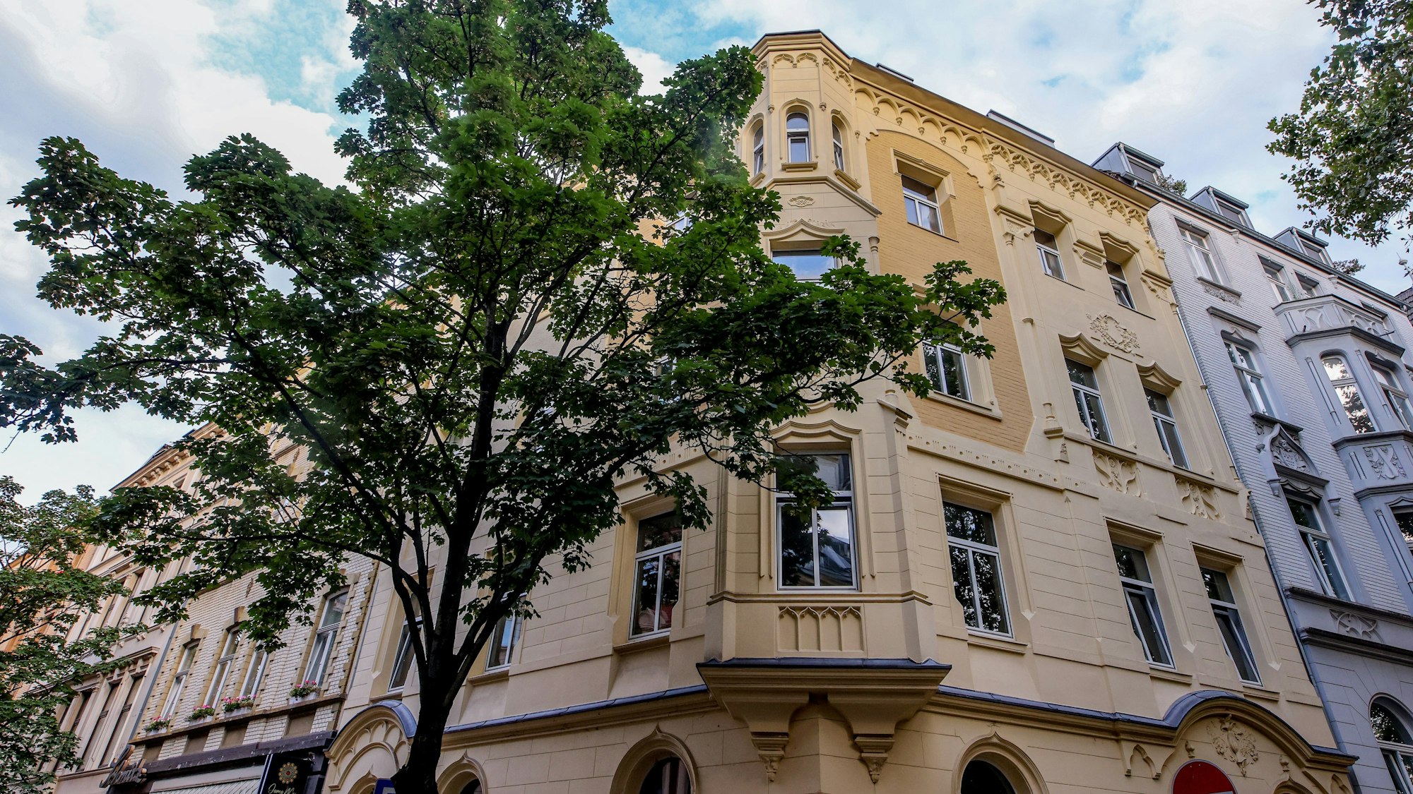 Altbau-Fassaden in der Südtsadt in Köln an der Ohmstraße