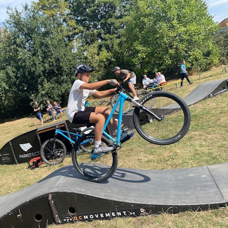 Ein junger Mountainbiker auf der mobilen Pumptrack.