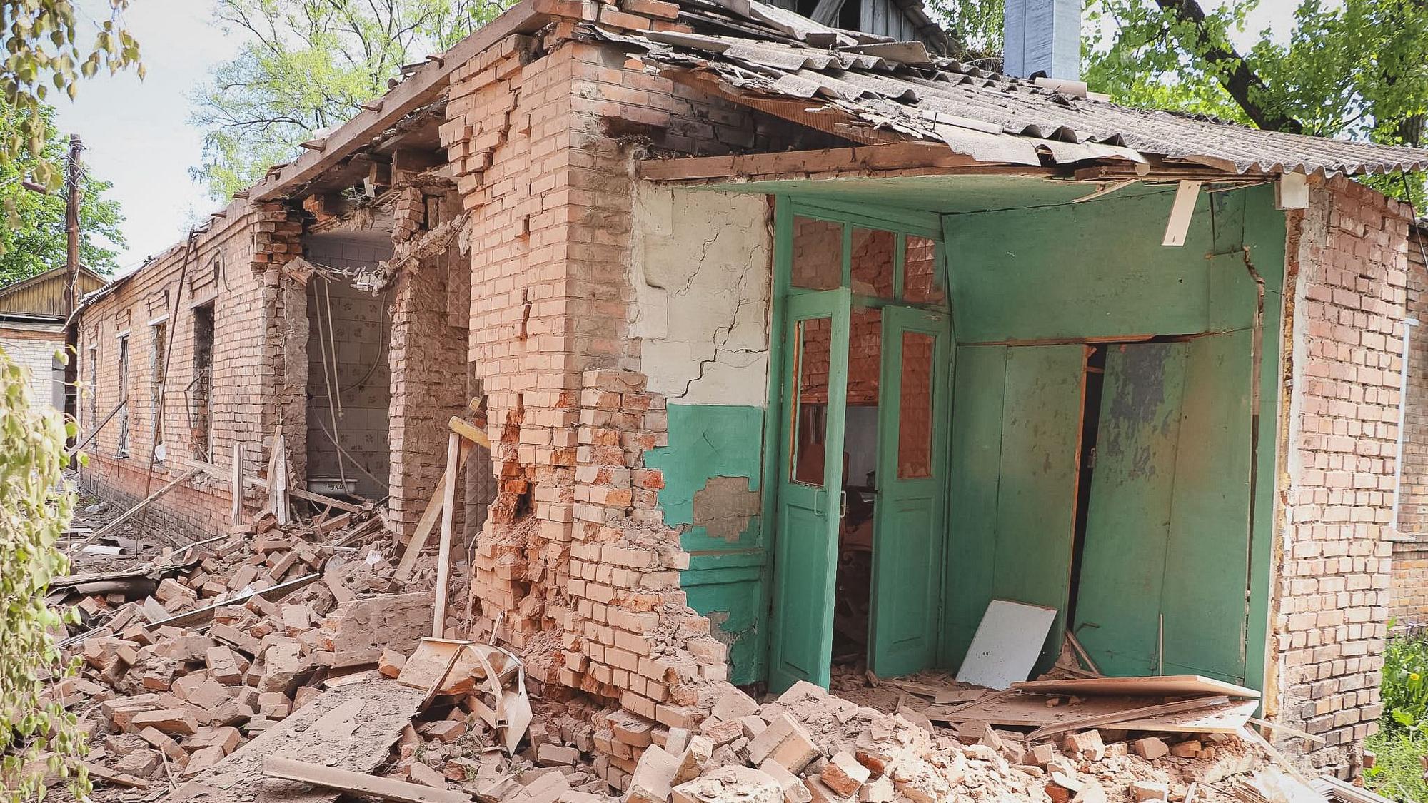 Ein zerstörtes Krankenhaus steht in der Ukrainischen Stadt Derhatschi.