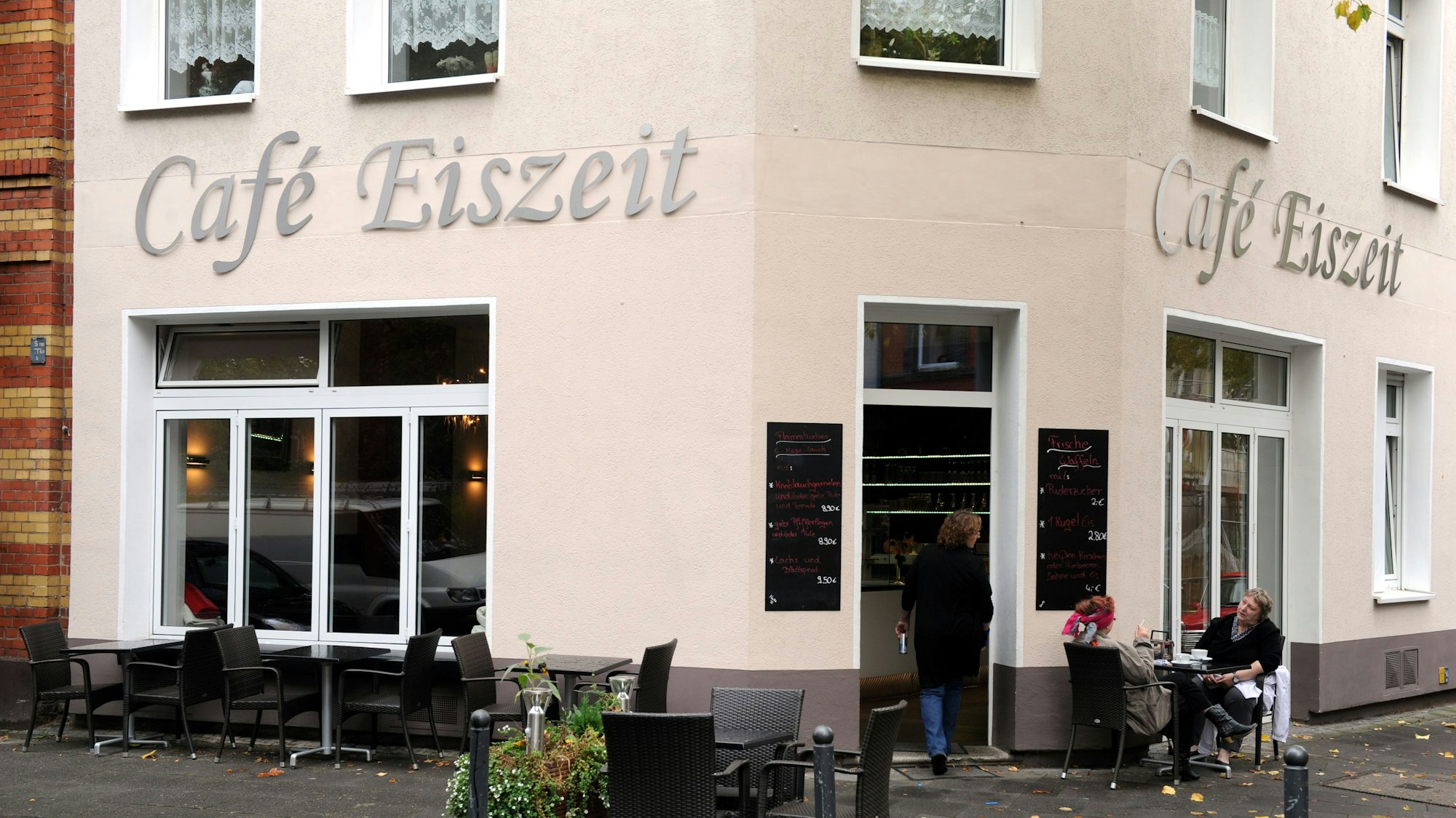 Das Café Eiszeit in Nippes von außen. Zum Zeitpunkt des Fotos hatte es noch geöffnet.