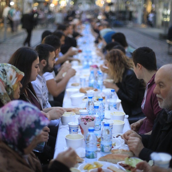 Menschen beim Fastenbrechen auf der Keupstraße