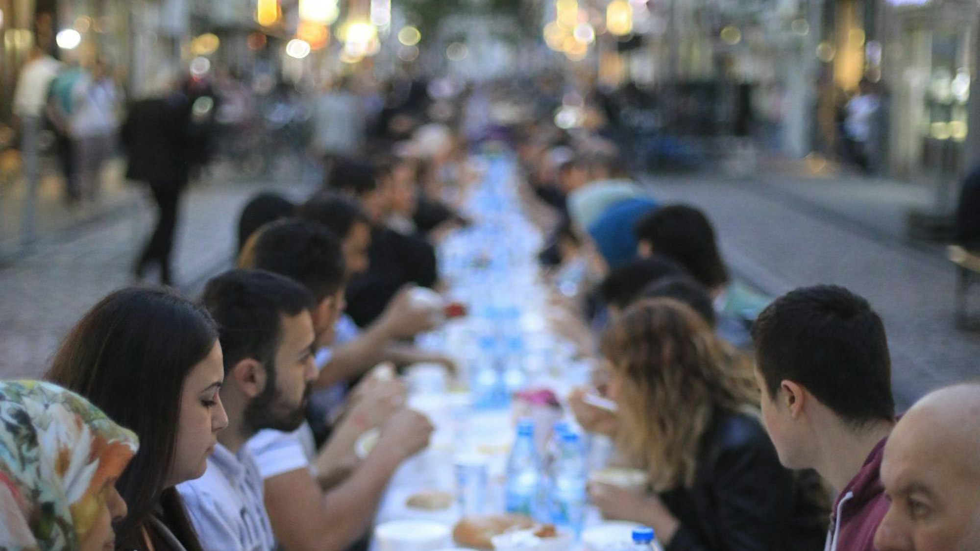 Menschen beim Fastenbrechen auf der Keupstraße