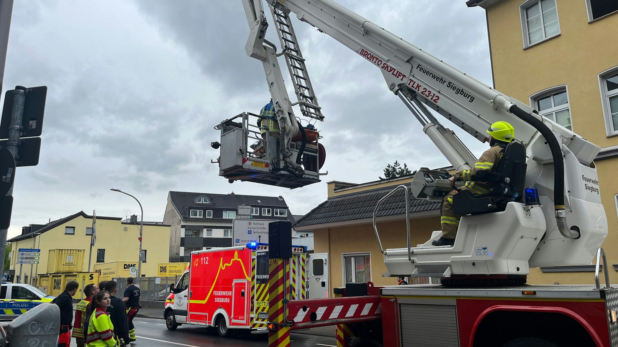 Die Feuerwehr musste eine 69 Jahre alte Patientin mit dem Teleskopmast aus ihrer Wohnung holen, sie wurde reanimiert.