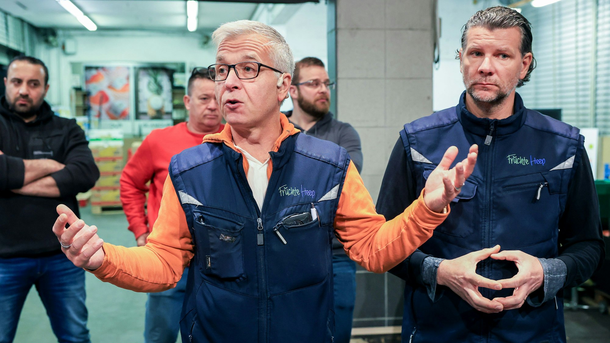 Händler Norbert Heep spricht gestikuliered in die Menge.