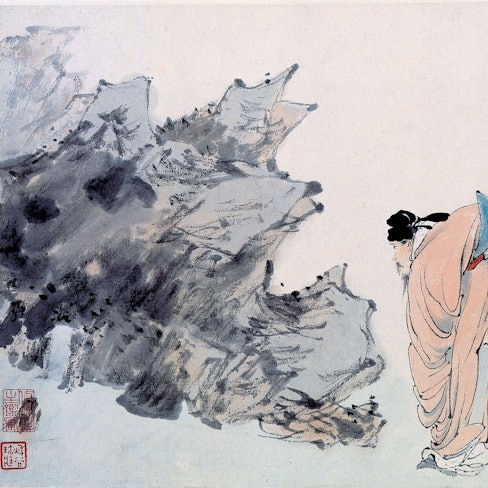 Ein Mann in wallenden Gewändern verbeugt sich vor einem Felsen.