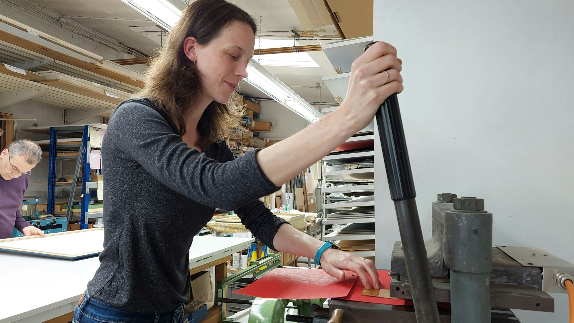 Katrin Böttcher an der kleinen Prägepresse
