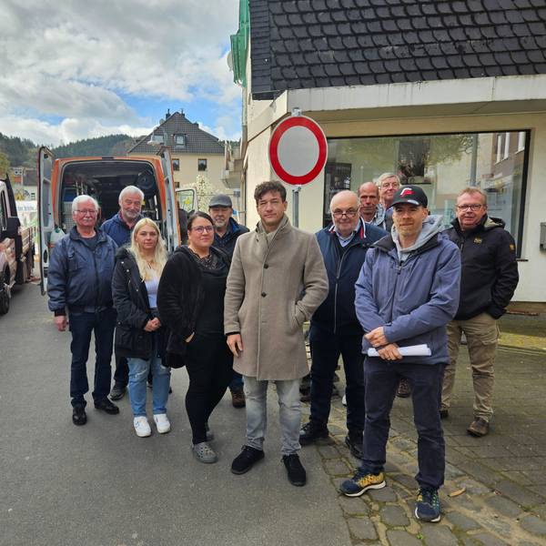 Schleidener Geschäftsleute stehen vor der gesperrten Brücke.
