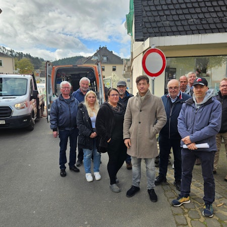 Schleidener Geschäftsleute stehen vor der gesperrten Brücke.