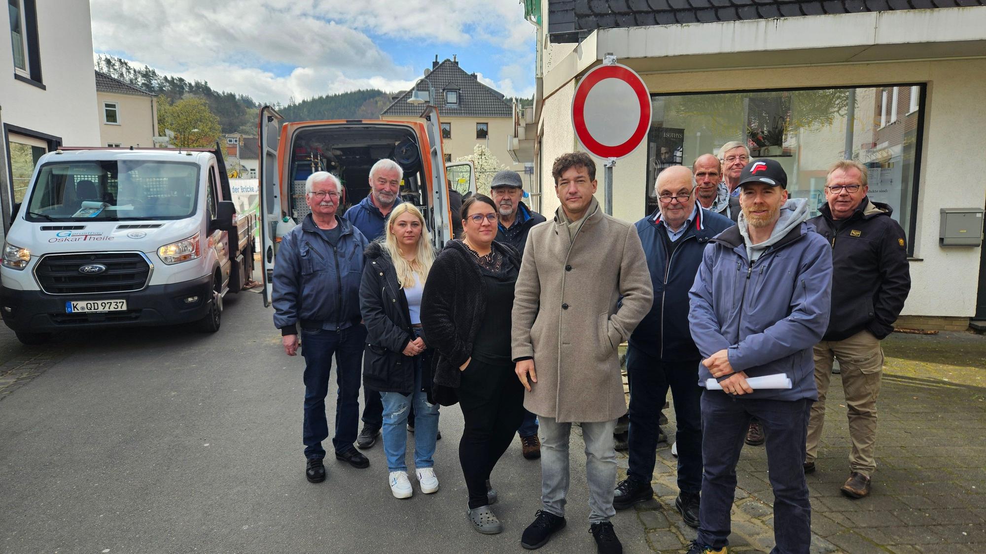 Schleidener Geschäftsleute stehen vor der gesperrten Brücke.