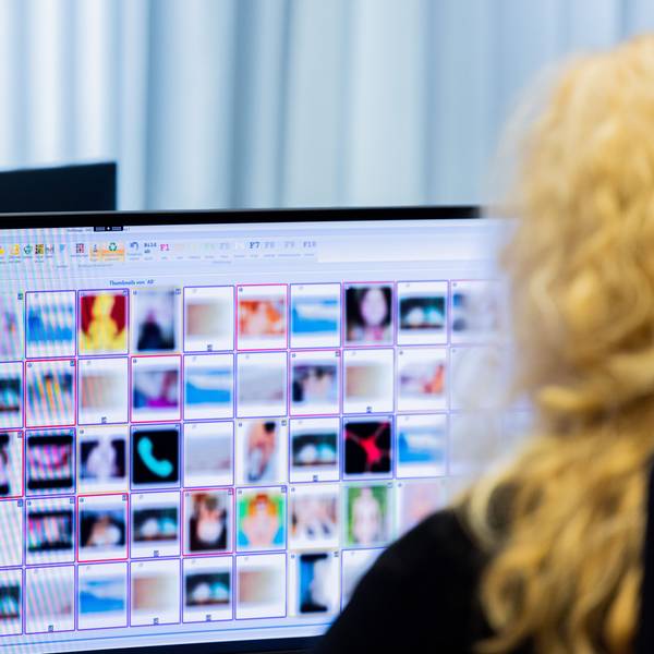 Nordrhein-Westfalen, Düsseldorf: Eine Ermittlerin sitzt vor Monitoren mit unkenntlich gemachten Fotografien, die teilweise sexuellen Missbrauch zeigen, am Hinweistelefon im Landeskriminalamt. (Archivbild)