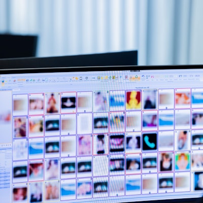 Nordrhein-Westfalen, Düsseldorf: Eine Ermittlerin sitzt vor Monitoren mit unkenntlich gemachten Fotografien, die teilweise sexuellen Missbrauch zeigen, am Hinweistelefon im Landeskriminalamt. (Archivbild)