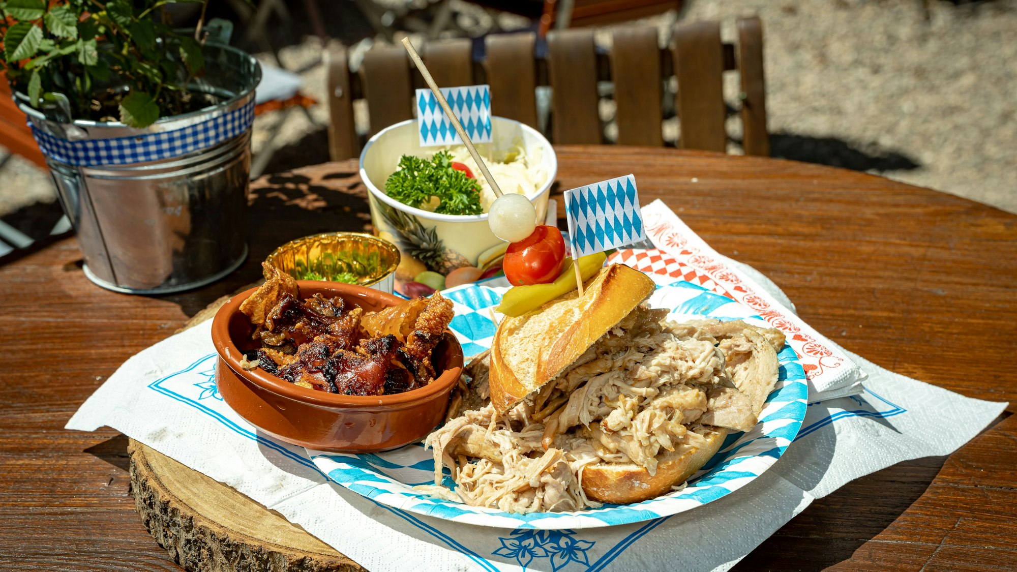 Alpenländische Spezialitäten und regionale Gerichte mit Mario Kotaska werden im Alpenbiergarten auf Schelling serviert. Die Pinsa, ein Gericht aus Italien und der Schweiz, gilt als besonders bekömmlich.