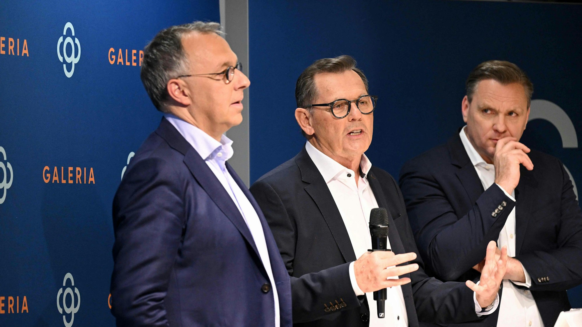 Insolvenzverwalter Stefan Denkhaus, Unternehmer Bernd Beetz und Galeria-Chef Olivier Van den Bossche auf der Pressekonferenz in Essen.