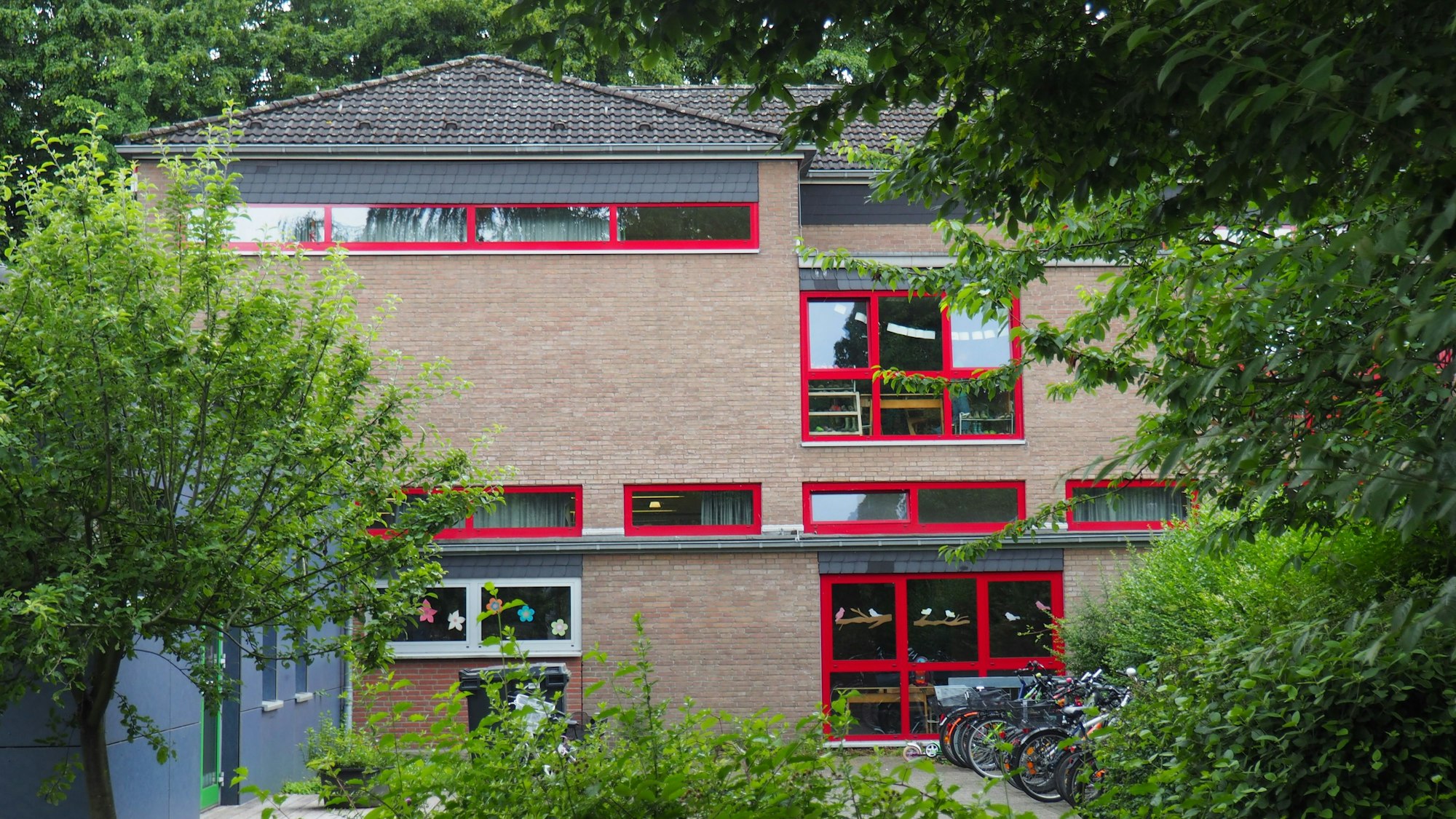 Zu sehen ist ein Grundschulgebäude.