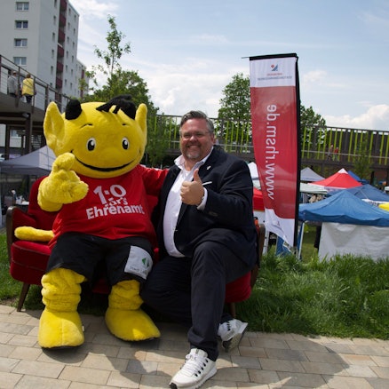 Michael Rheindorf, geschäftsführender Gesellschafter der Rheindorf Stiftungsmanagement gGmbH, mit dem städtischen Ehrenamtsteufel