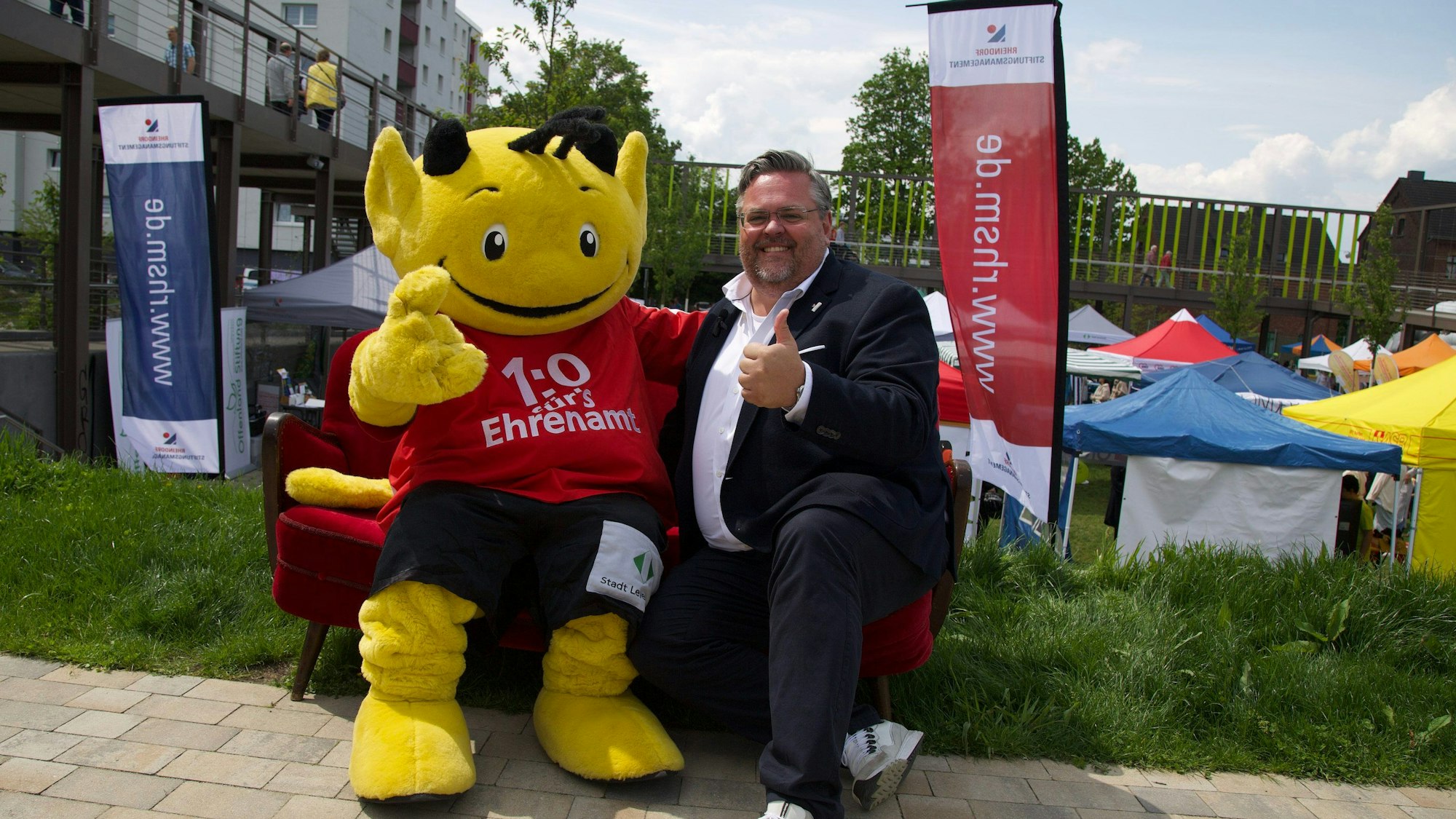 Michael Rheindorf, geschäftsführender Gesellschafter der Rheindorf Stiftungsmanagement gGmbH, mit dem städtischen Ehrenamtsteufel
