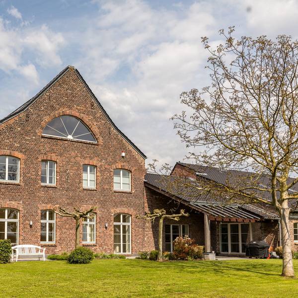 Außenansicht des Sophienhofs: Der Westflügel der Vierkant-Hofanlage, erbaut aus roten Feldbrandsteinen.