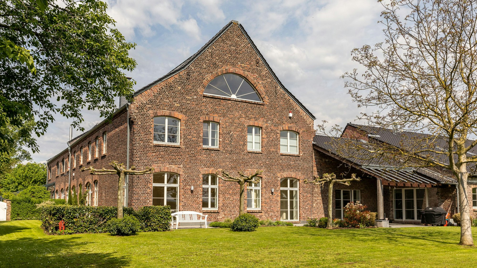 Außenansicht des Sophienhofs: Der Westflügel der Vierkant-Hofanlage, erbaut aus roten Feldbrandsteinen.