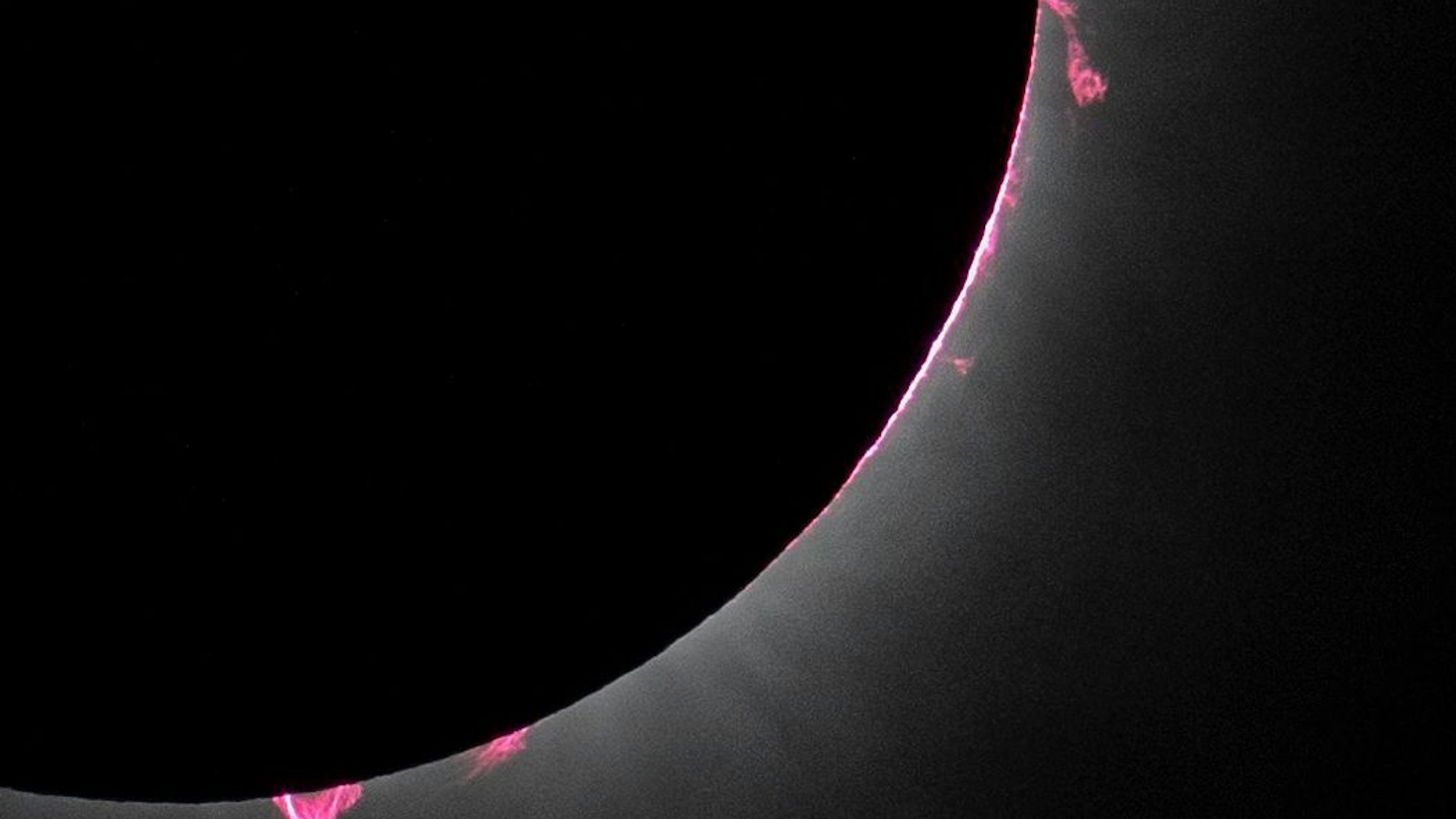 Eine totale Sonnenfinsternis ist am Himmel über den USA zu sehen. Am Rand des Mondes sind noch Teile der dahinterstehenden Sonne zu erkennen.