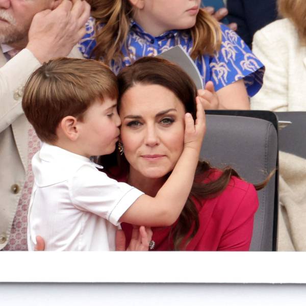 Kate, damalige Herzogin von Cambridge, umarmt Prinz Louis während des Festumzuges vor dem Buckingham Palace am vierten Tag der Feierlichkeiten zum Platinjubiläum der Queen.