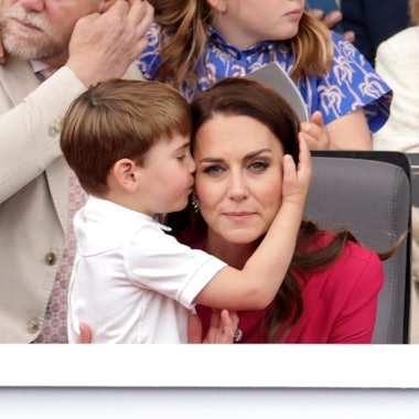 Kate, damalige Herzogin von Cambridge, umarmt Prinz Louis während des Festumzuges vor dem Buckingham Palace am vierten Tag der Feierlichkeiten zum Platinjubiläum der Queen.