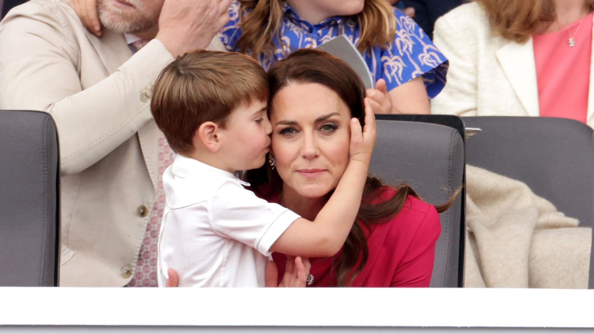 Prinzessin Kate umarmt Prinz Louis während des Festumzuges vor dem Buckingham Palace am vierten Tag der Feierlichkeiten zum Platinjubiläum der Queen.