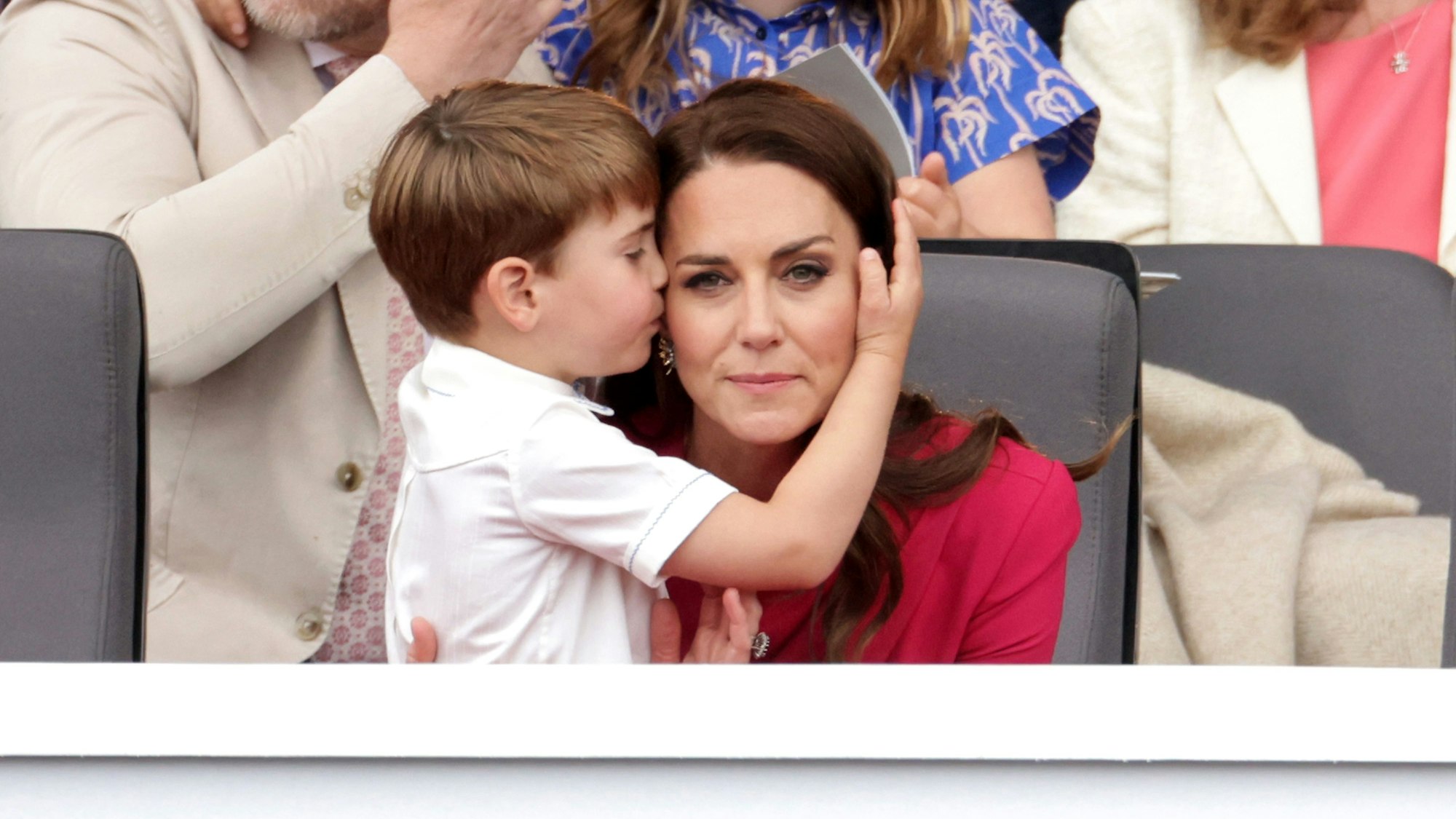 Kate, Herzogin von Cambridge, umarmt Prinz Louis während des Festumzuges vor dem Buckingham Palace am vierten Tag der Feierlichkeiten zum Platinjubiläum der Queen.