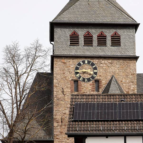 Die Uhr knapp unterhalb der Spitze des Marmagener Kirchturms ist neu installiert.