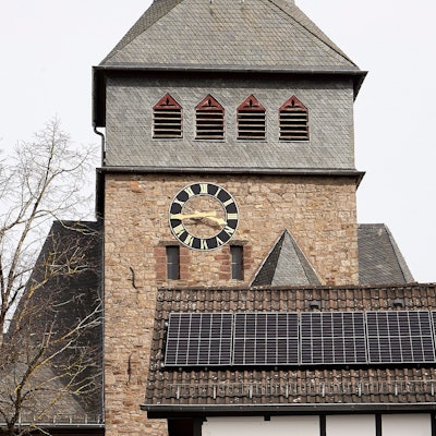 Die Uhr knapp unterhalb der Spitze des Marmagener Kirchturms ist neu installiert.