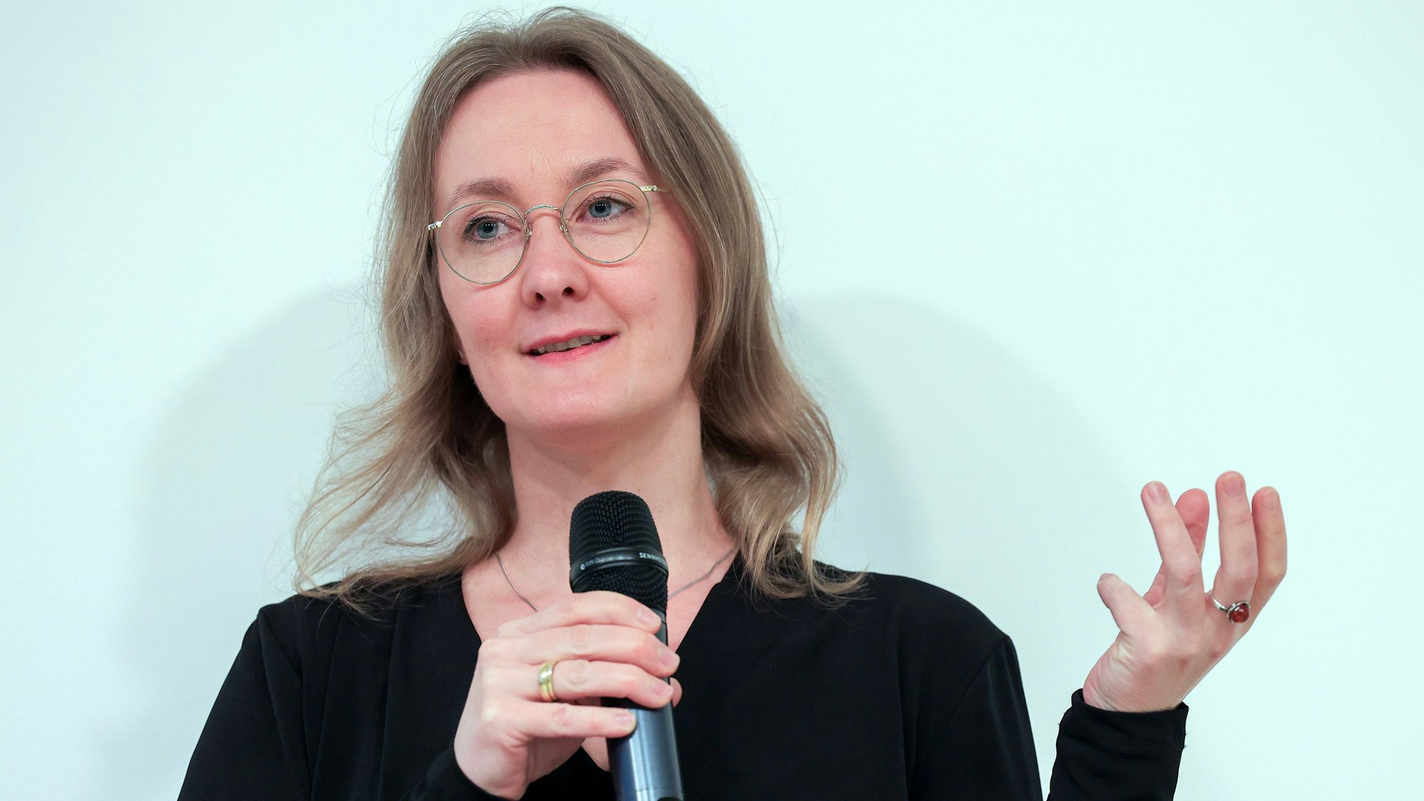 Professorin Frauke Rostalski spricht im April 2024 in der KStA-Talkreihe frank & frei in der Kölner Karl Rainer Akademie zum Thema "Die vulnerable Gesellschaft".