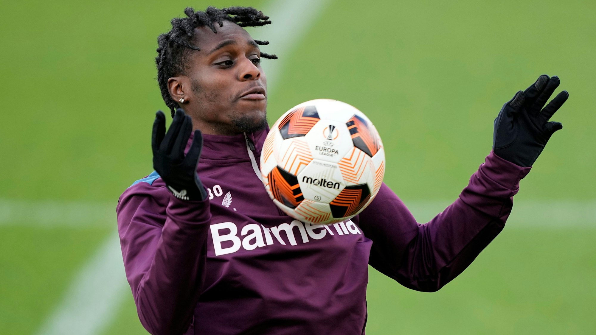 Leverkusen's Jeremie Frimpong exercises during a training session ahead of the Europa League quarter final first leg soccer match between Bayer Leverkusern and West Ham in Leverkusen, Wednesday, April 10, 2024. (AP Photo/Martin Meissner)