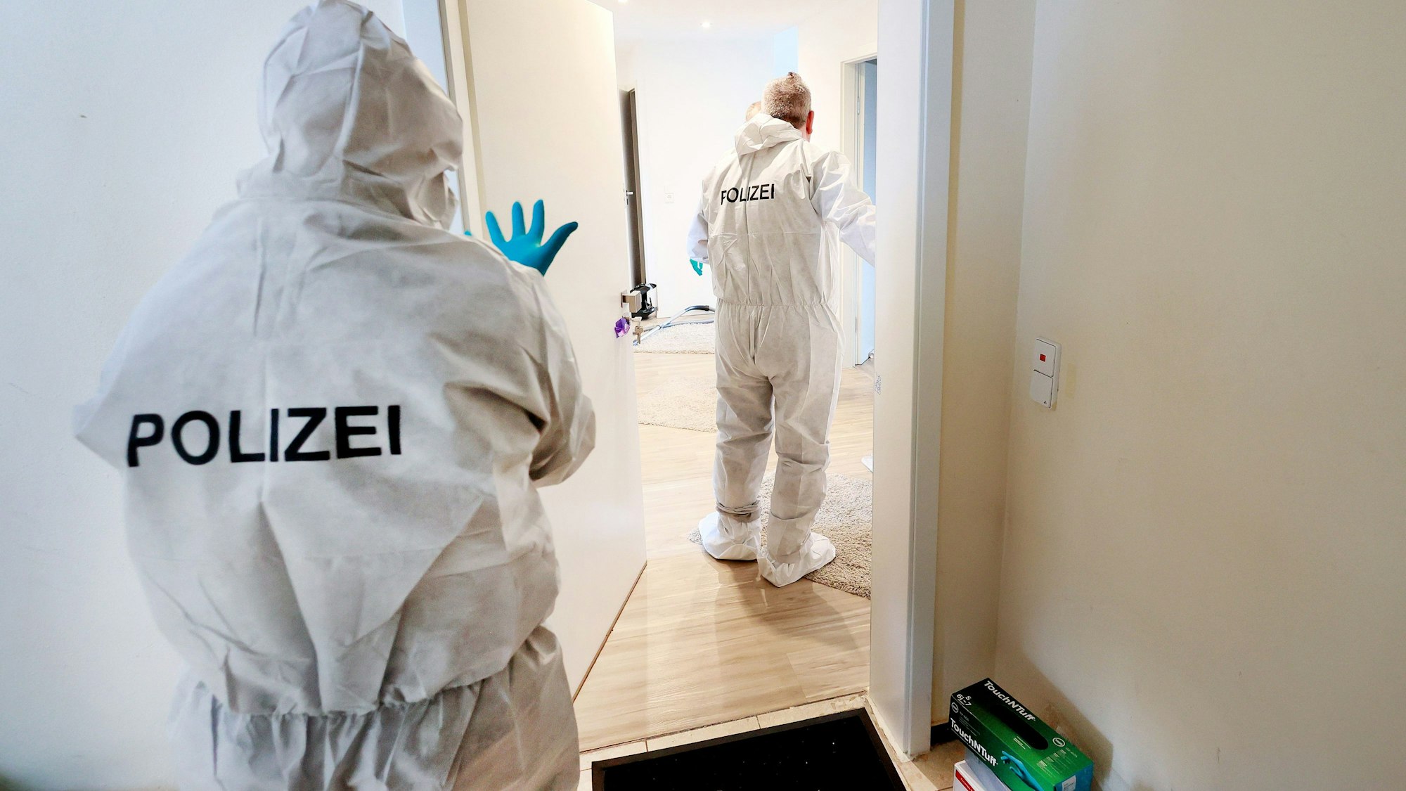 Beamte der Spurensicherung ermitteln an einem Tatort. (Symbolbild)