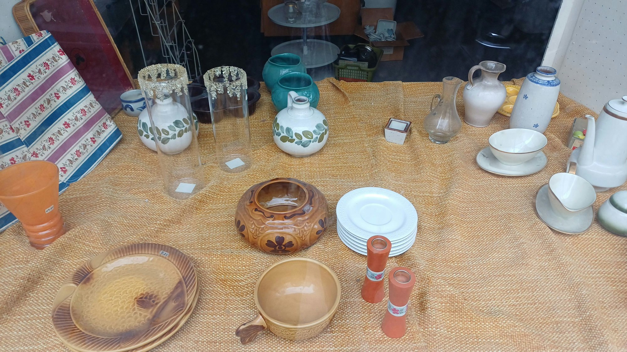 Die letzten Waren stehen im Schaufenster.
