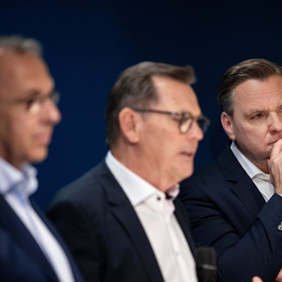 Insolvenzverwalter Stefan Denkhaus (v.l.), Unternehmer Bernd Beetz und Galeria-Chef Olivier van den Bossche informieren bei der Pressekonferenz von Galeria Kaufhof über das Ergebnis des Bieterprozesses für Galeria Karstadt Kaufhof.