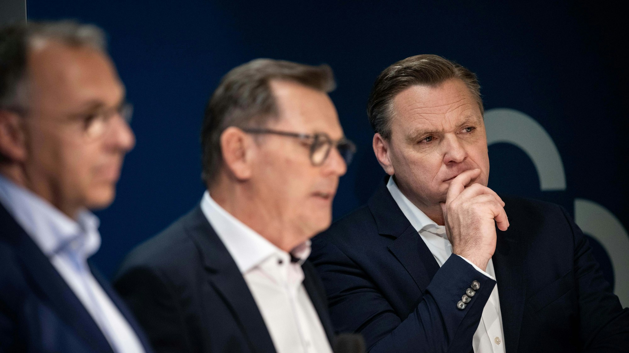Insolvenzverwalter Stefan Denkhaus (v.l.), Unternehmer Bernd Beetz und Galeria-Chef Olivier van den Bossche informieren bei der Pressekonferenz von Galeria Kaufhof über das Ergebnis des Bieterprozesses für Galeria Karstadt Kaufhof.