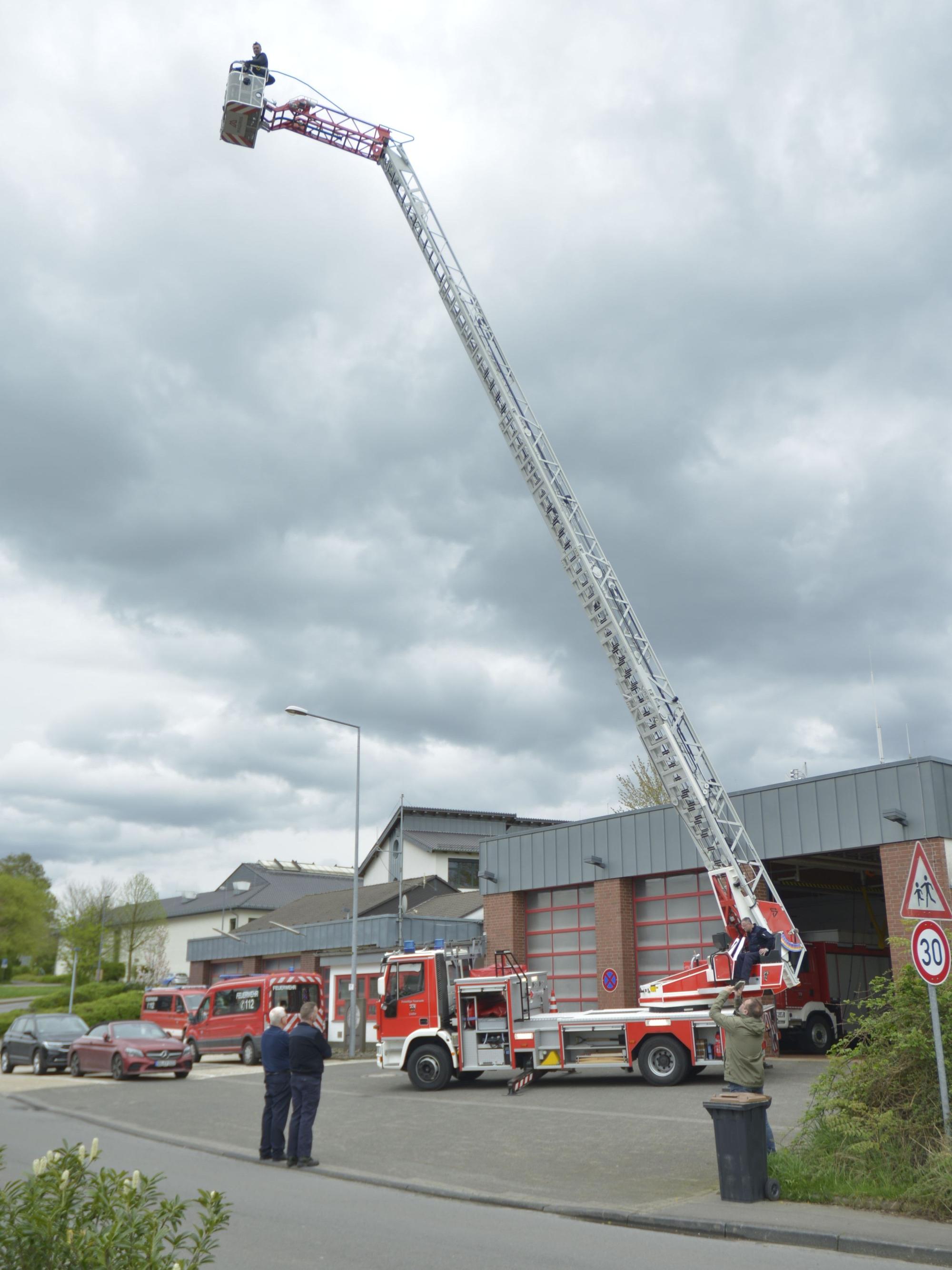 Die neue Drehleiter in Lindlar wird vorgeführt.