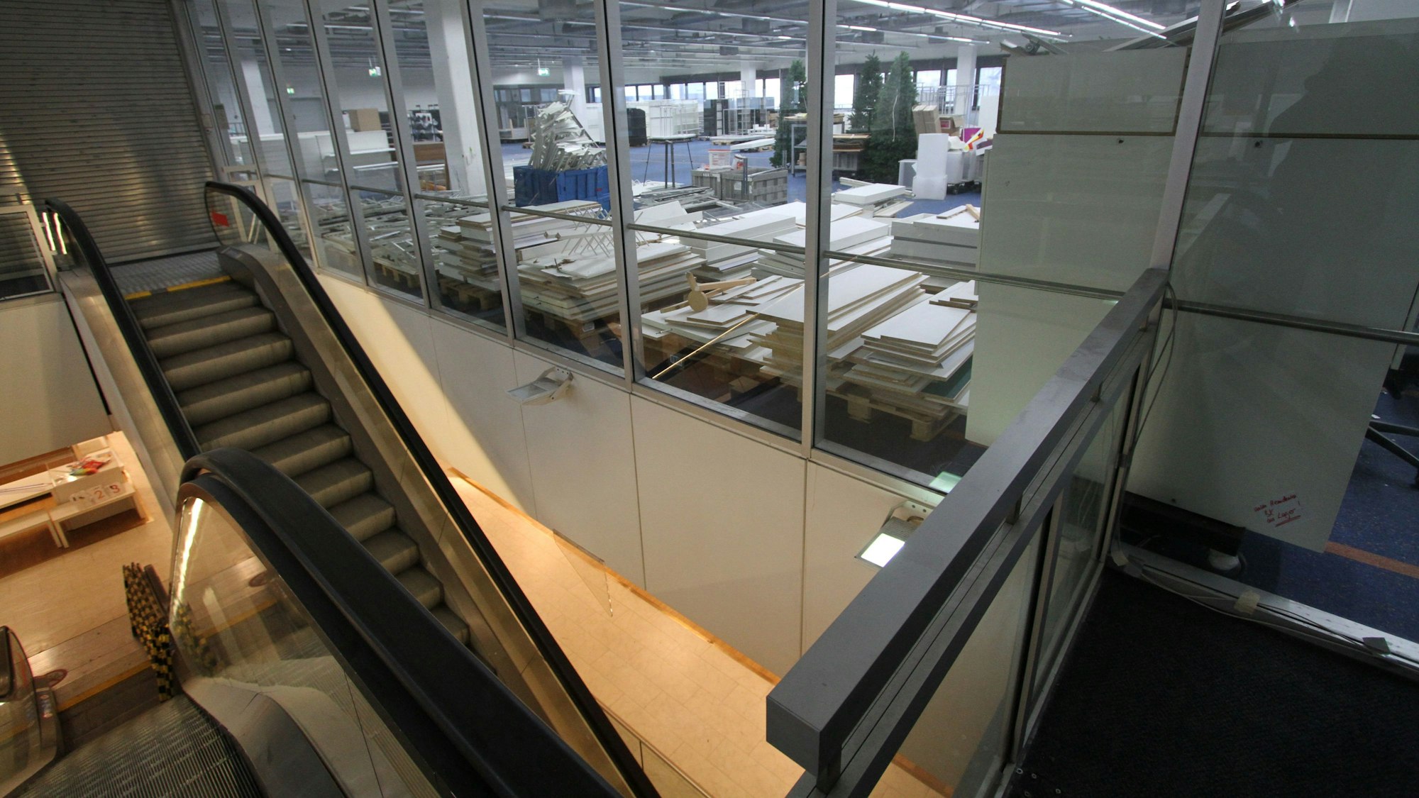 Rolltreppen in einem ungenutzten Warenhaus