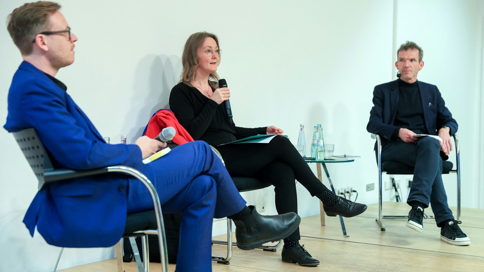 Joachim Frank (rechts) im Gespräch mit Prof. Frauke Rostalski (Mitte) und Prof. Markus Gabriel (links).