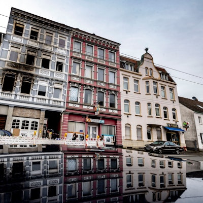 27.03.2024, Nordrhein-Westfalen, Solingen: Der Brandort in Solingen nach dem Pressestatement der Staatsanwaltschaft Wuppertal zum tödlichen Brand in Solingen. In dem Feuer waren am Montagmorgen vier Menschen ums Leben gekommen, mehrere wurden verletzt. Foto: Christoph Reichwein/dpa - ACHTUNG: Kennzeichen wurden aus rechtlichen Gründen gepixelt +++ dpa-Bildfunk +++