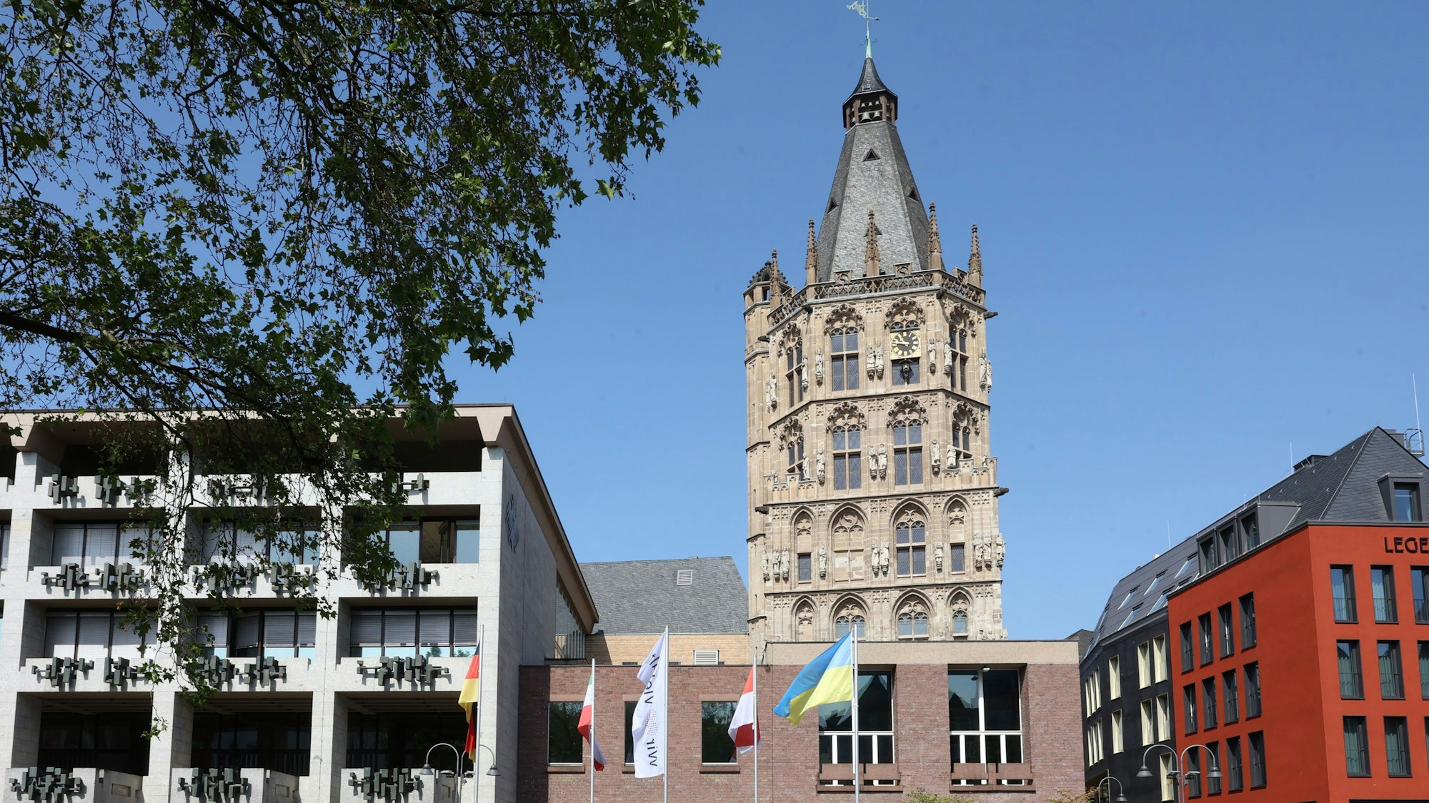 Das Historische Rathaus von Köln vom Alter Markt aus fotografiert.