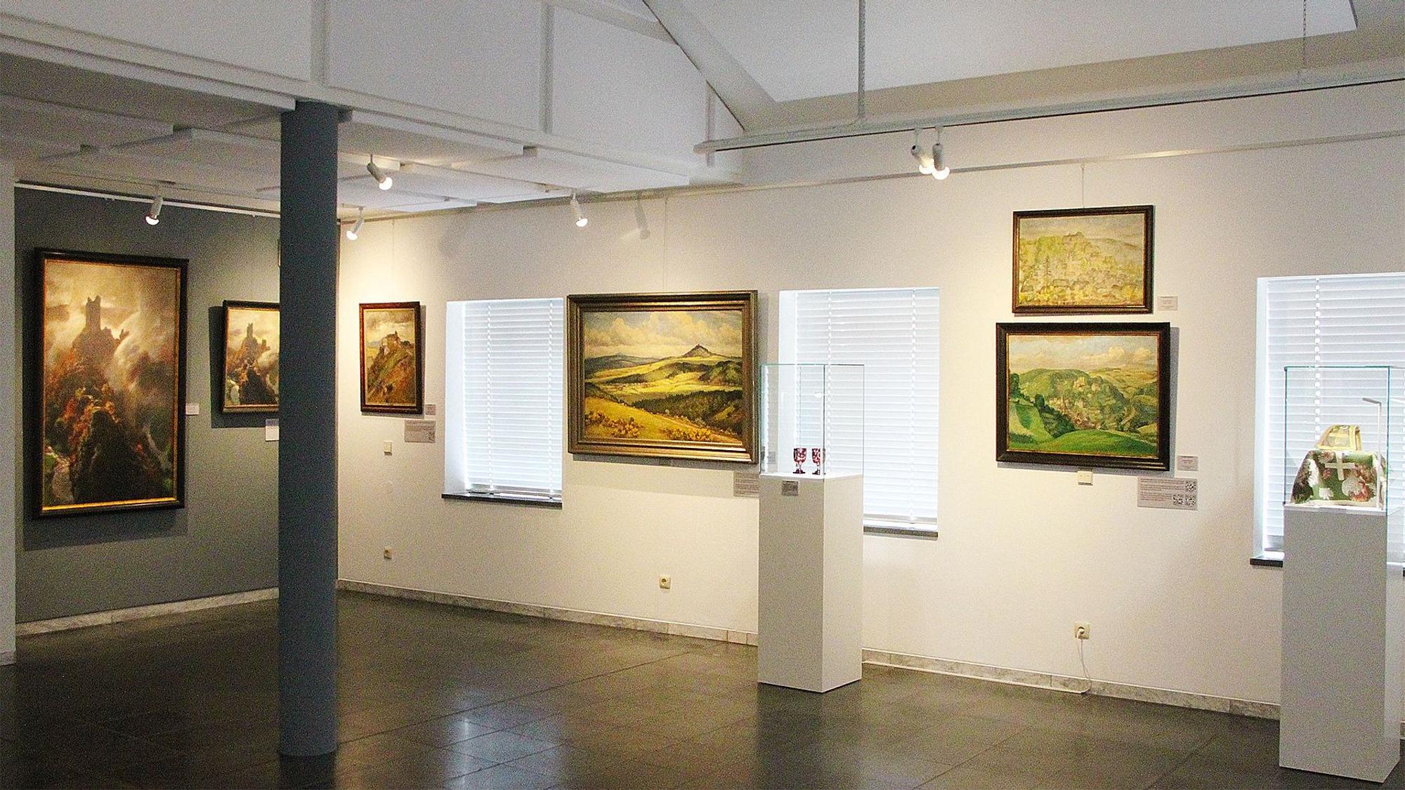 Blick in den Ausstellungsraum im Obergeschoss des Museums, in dem einige Ölgemälde zu sehen sind.