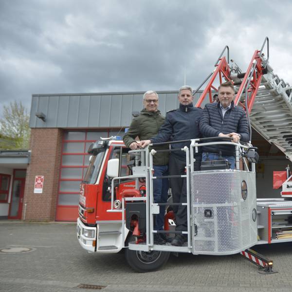 Die neue Drehleiter für Lindlar, ein komplett überholtes Fahrzeug, vor dem Feuerwehrgerätehaus.