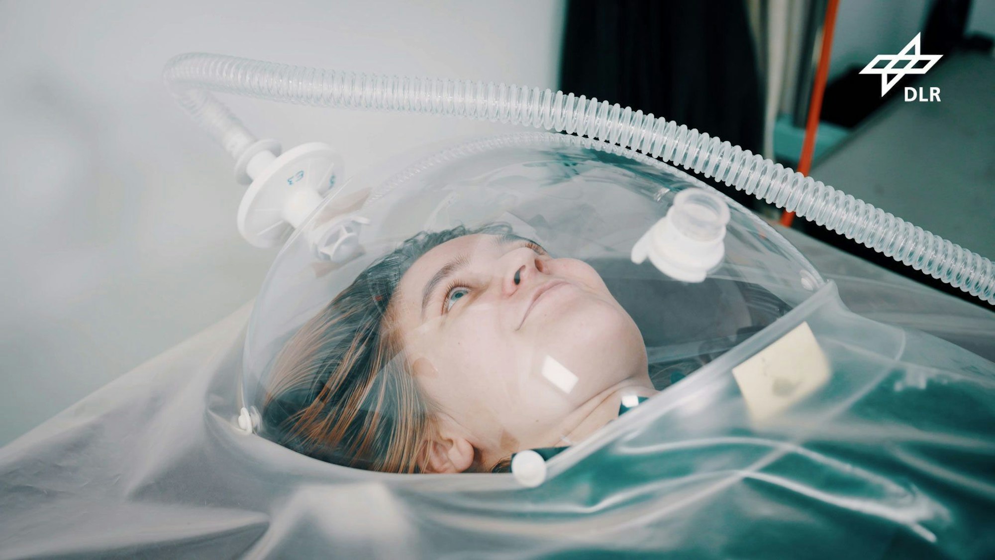 Bei einer Studienteilnehmerin werden im Deutsche Zentrum für Luft- und Raumfahrt (DLR) über die Atemluft Veränderungen des Stoffwechsels gemessen (Symbolbild).