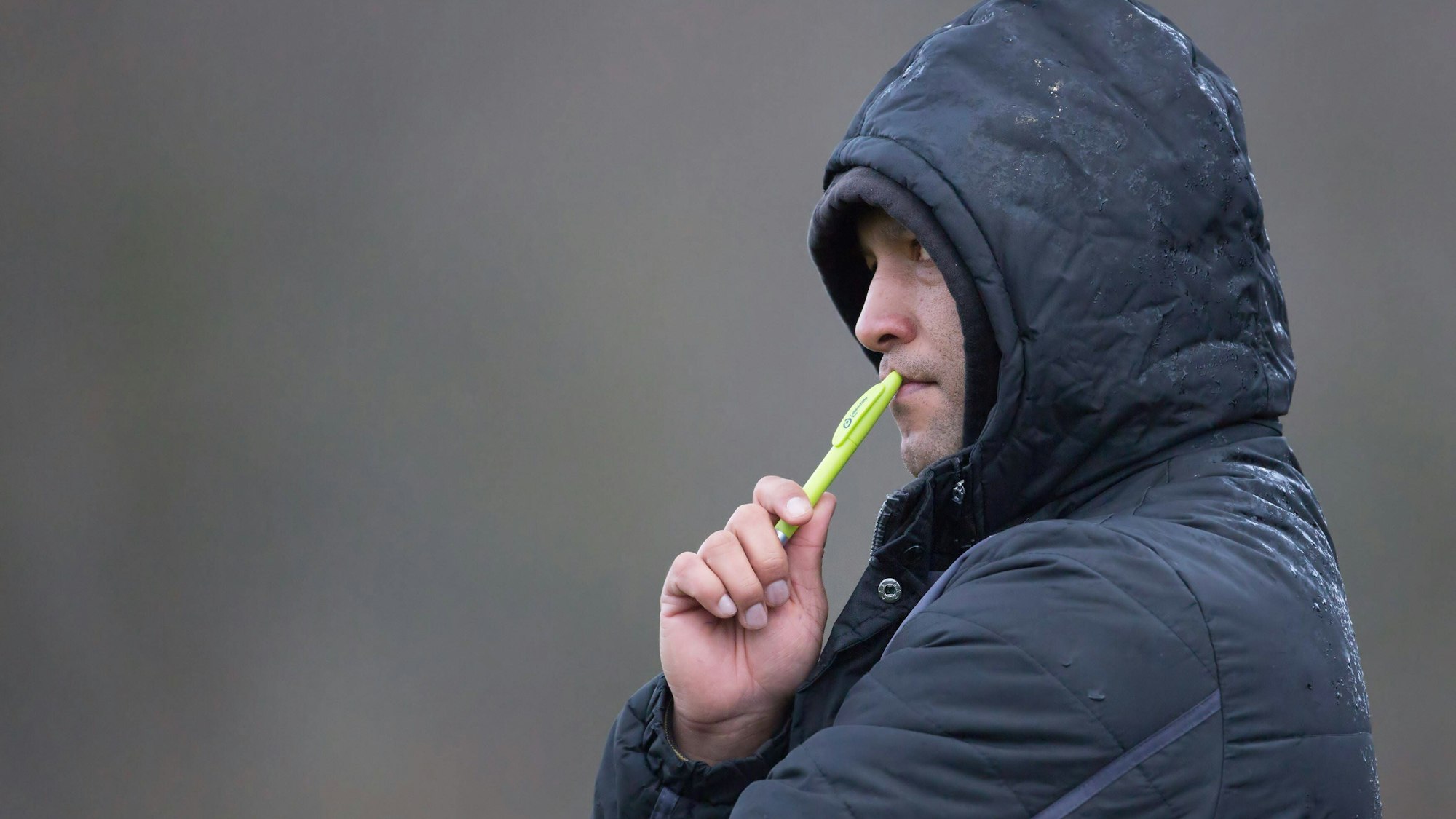 Deutschland-Schweiz, Rugby Europe Trophy Steht bei seinem ersten Laenderspiel als Nationaltrainer Deutschlands im Regen: Trainer Melvine Smith. Rugby-Laenderspiel zwischen Deutschland und der Schweiz am 29.02.2020 in Heidelberg., Heidelberg Baden Wuerttemberg Deutschland Fritz-Grunebaum-Sportpark *** Germany Switzerland, Rugby Europe Trophy Standing in the rain at his first international match as Germanys national coach Melvine Smith Rugby International match between Germany and Switzerland on 29 02 2020 in Heidelberg, Heidelberg Baden Wuerttemberg Germany Fritz Grunebaum Sportpark