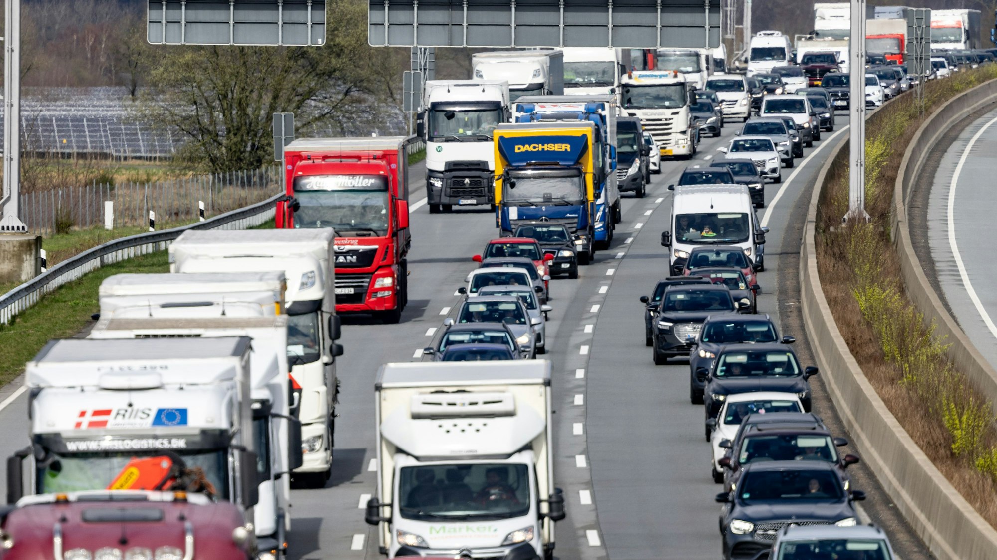 Ein mehrere Kilometer langer Stau auf einer Autobahn (Symbolfoto).