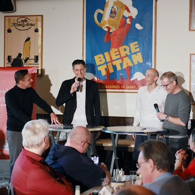 Christian Keller diskutierte mit Jürgen Kemper (l.), Matthias Scherz und Christian Löer (r.) im Gaffel am Dom.