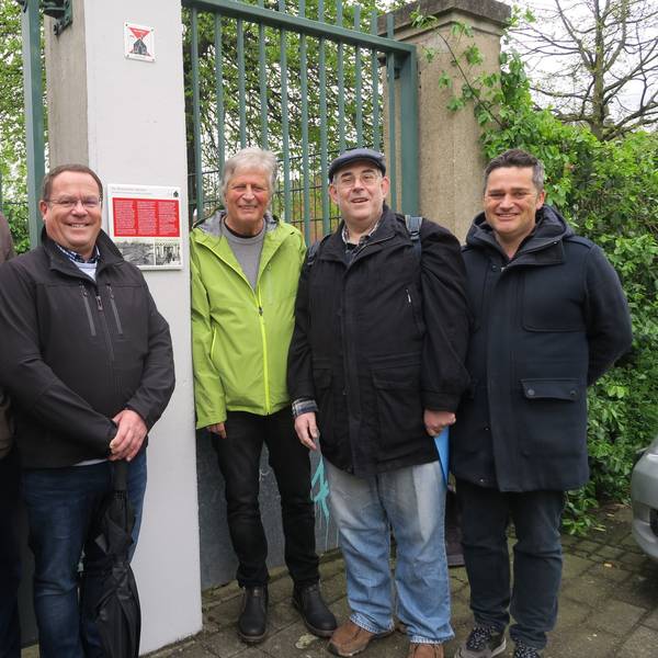 Udo Hanselmann (stellvertretender Bezirksbürgermeister), Michael Schmitz (IG), Dirk Collin, Uli Voosen, Wolfgang Schreck und Volker Spelthann (Bezirksbürgermeister) (v.l.) an der neuen Info-Tafel. Foto: Hermans