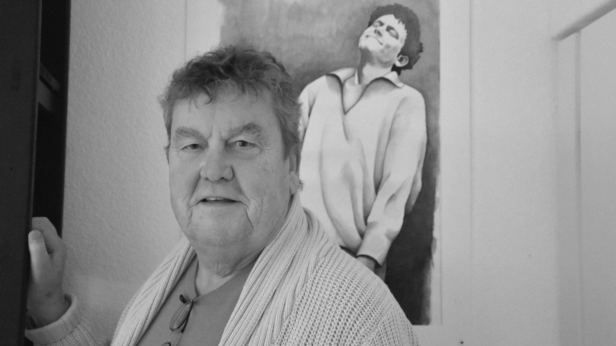 Lutz Görner in seinem Haus vor einem Gemälde.