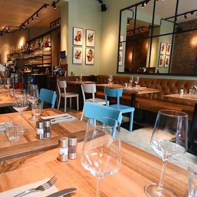 Gastraum des Petit Frère auf der Aachener Straße