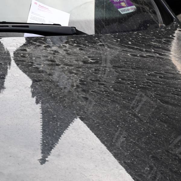 Saharastaub hat sich auf den Autos in der Stadt angesammelt.